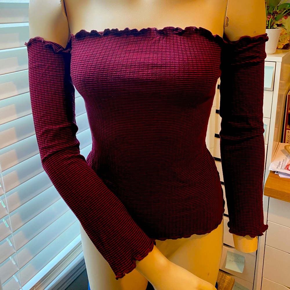 Guess- Adorable off shoulder top.